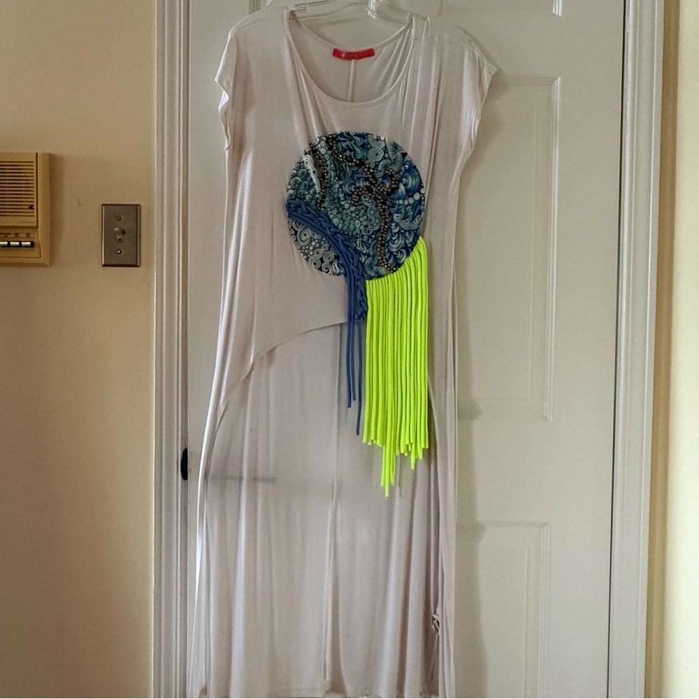 T243- Chic White Short Sleeve High Low Top with Blue and Neon Yellow Design